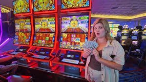 Permainan Andar Bahar live dealer dengan kartu di meja