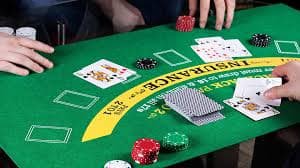 Antarmuka meja blackjack dengan chip virtual dan tombol taruhan